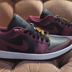 Woman AIR JORDAN 1 LOW SE